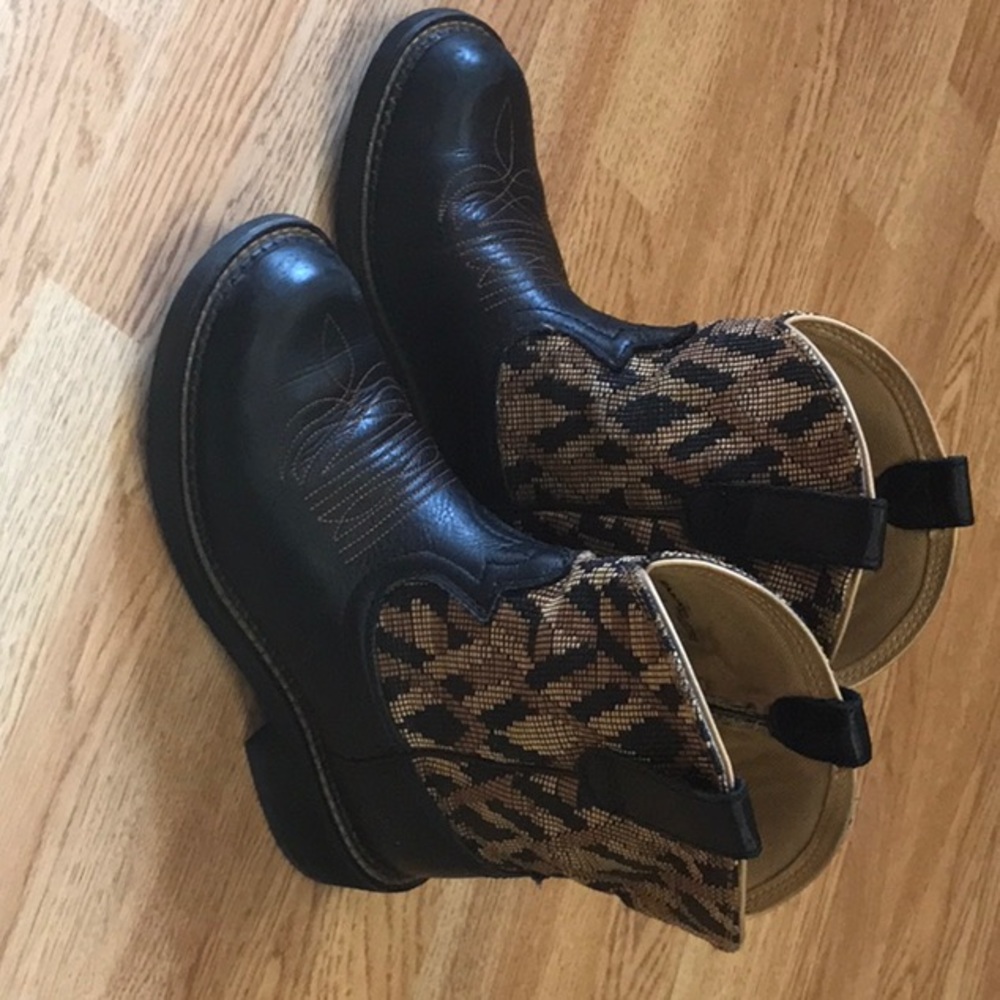 Ariat Fatbaby 100% leather black pull on Fatbaby boot with Shaft detail.